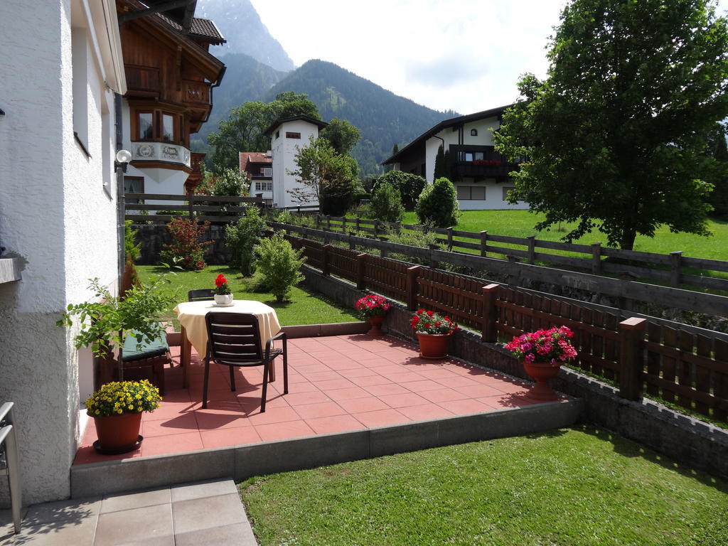 Haus Karl'S Ruh Bed & Breakfast Ehrwald Exterior photo